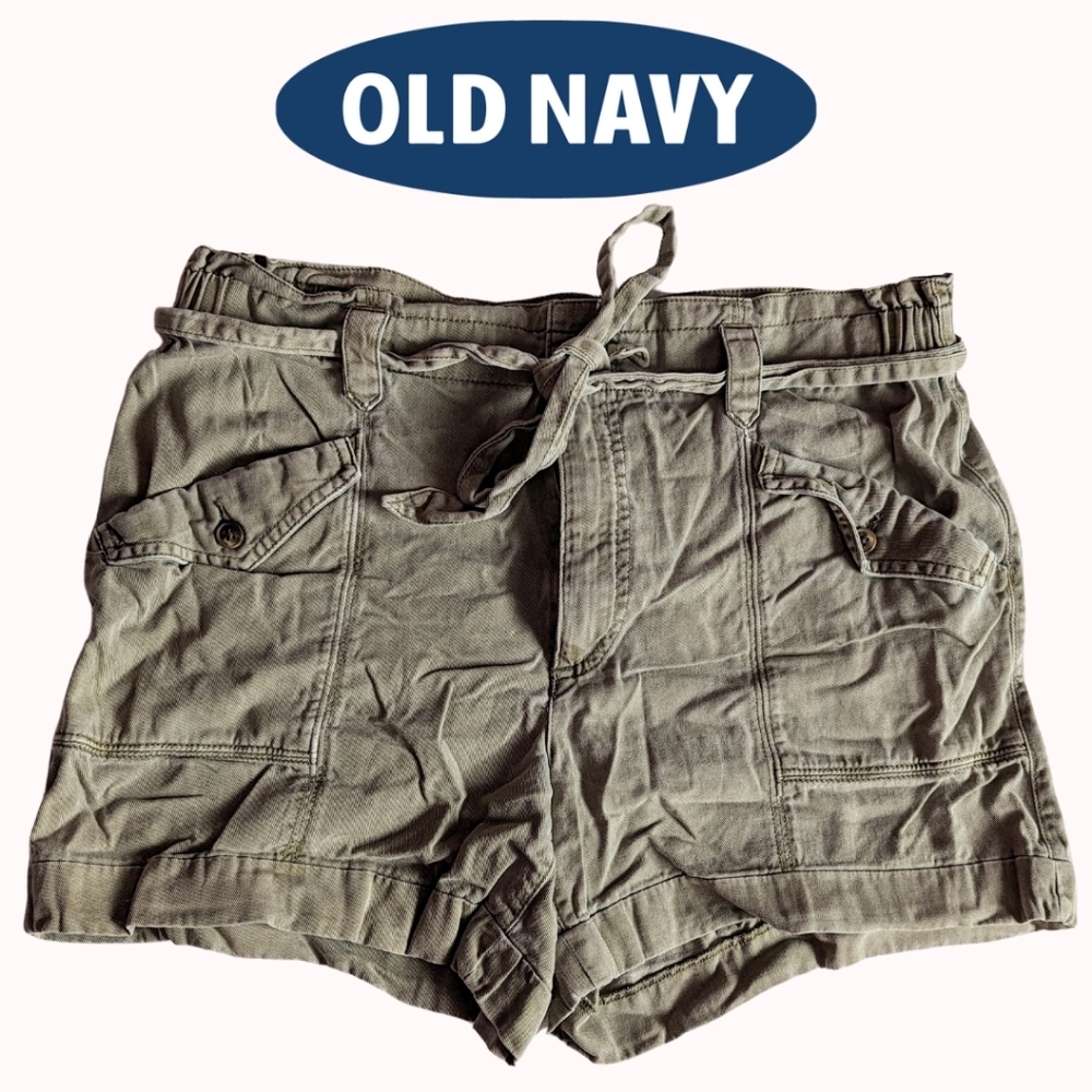 Old Navy size Med cargo style, beige shorts, EUC
